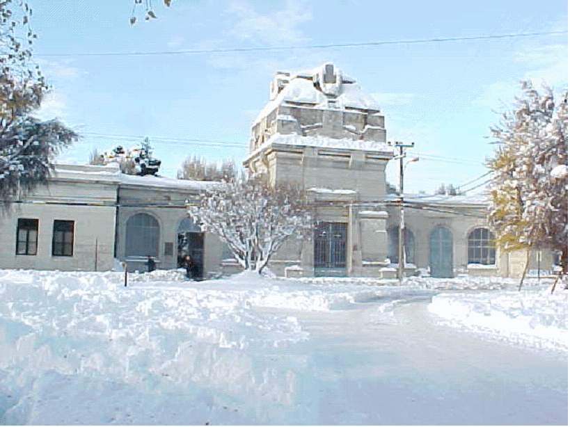 Cementerio portico nevado